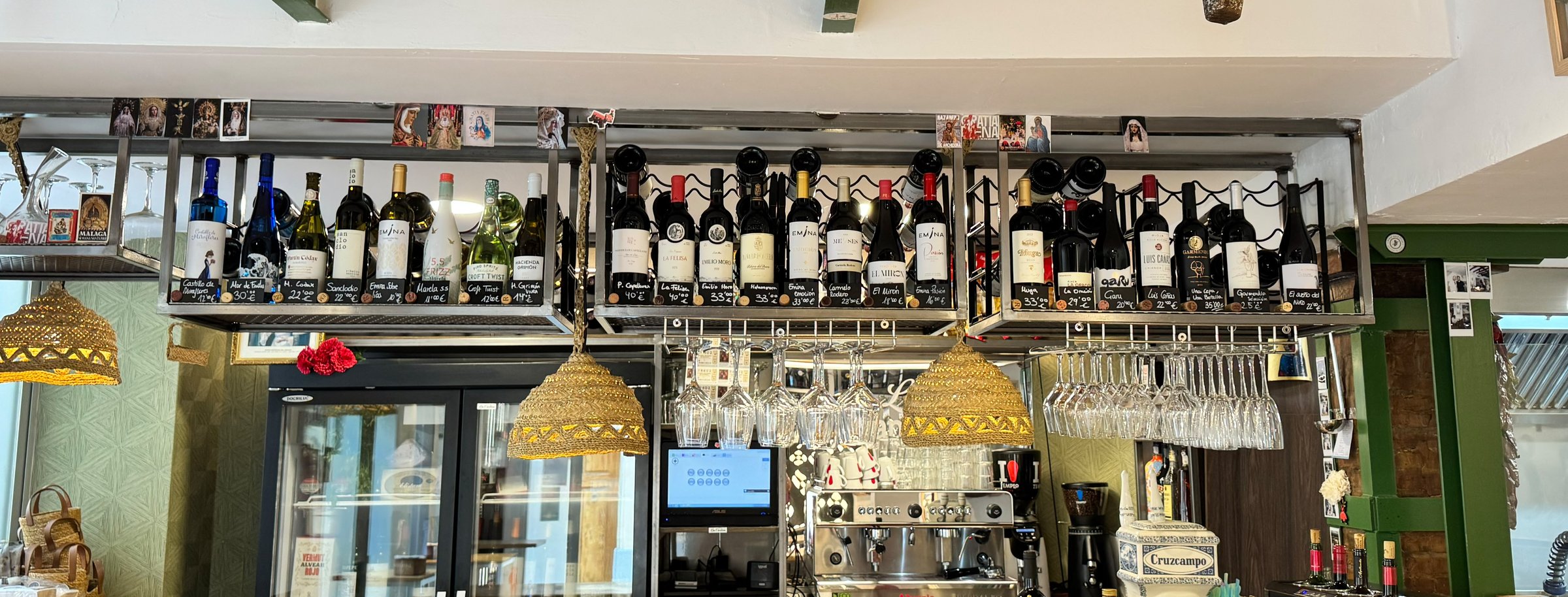 La botellera de la barra con los vinos de la casa