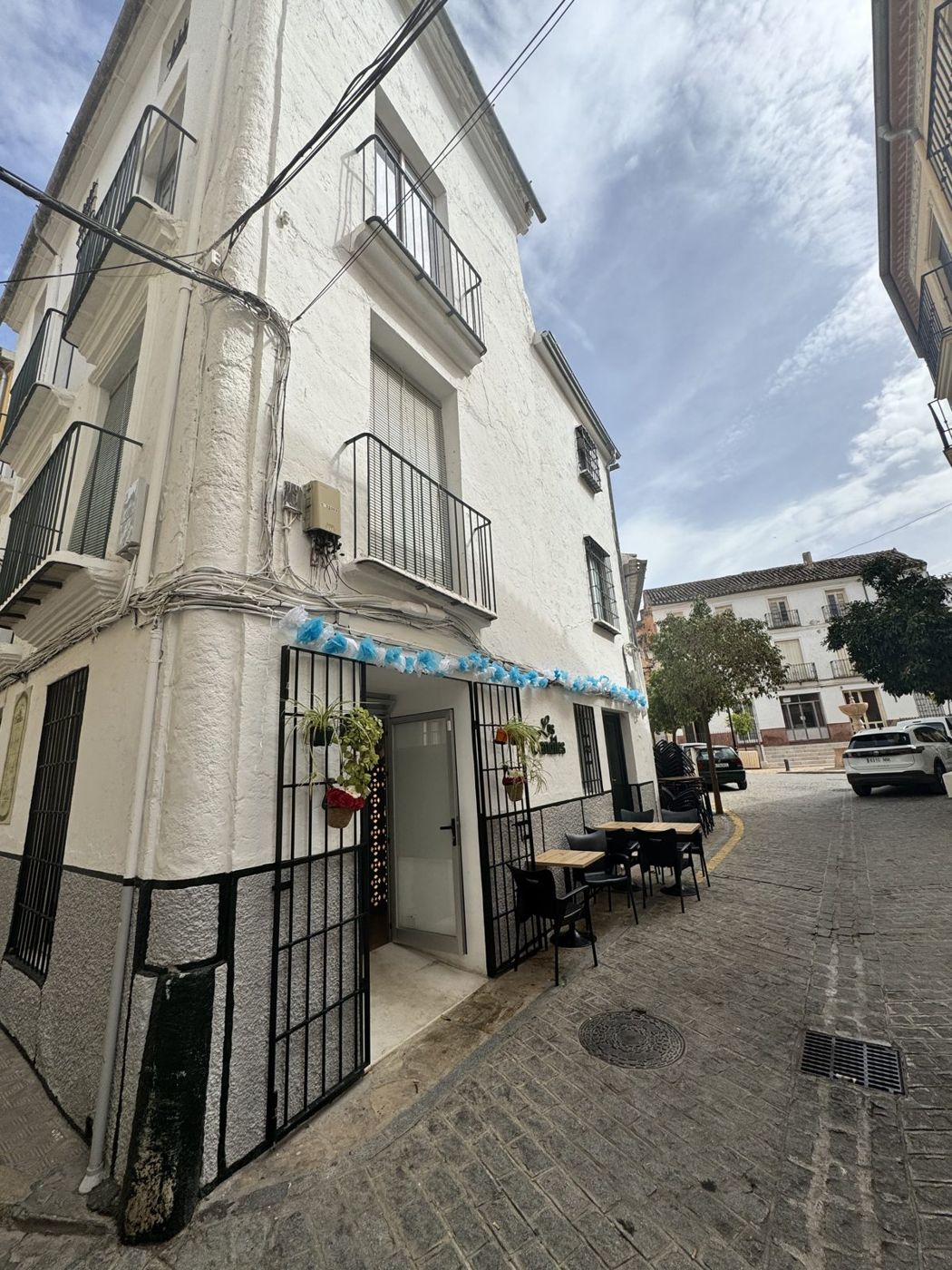 La calle Pavía con la fachada encalada de la casa