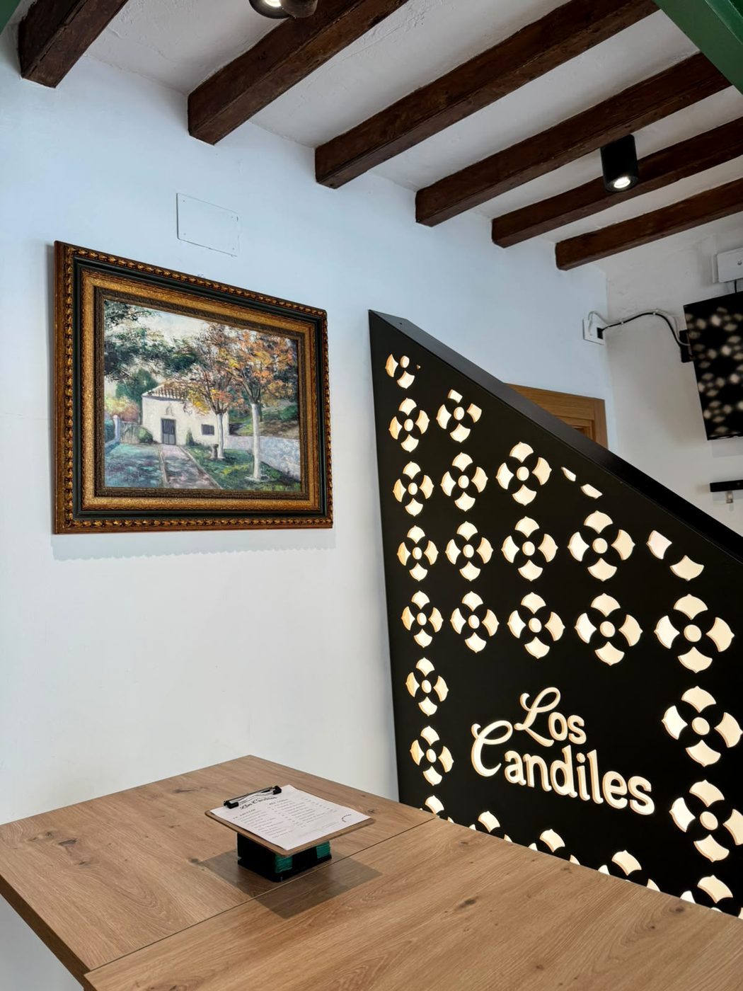 Rincón con un cuadro al óleo y la celosía de Los Candiles