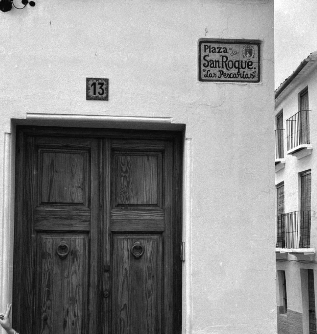 Puerta antigua bajo el azulejo de la Plaza San Roque “Las Pescarías”